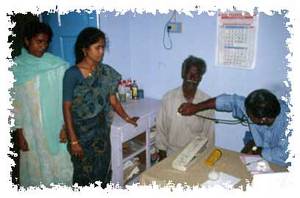 Dr. Suresh Kumar untersucht einen Patienten. In der Dorfklinik: Manimekalai und Sameena, die beiden Krankenschwestern.